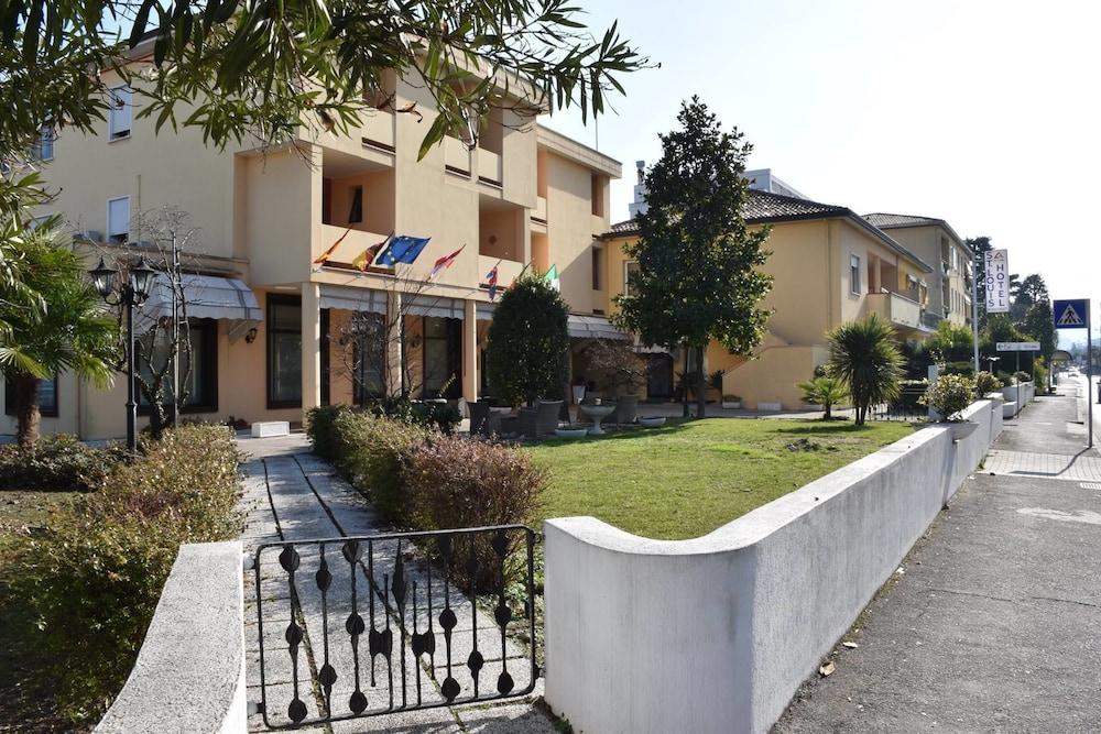 Hotel St. Louis 3*